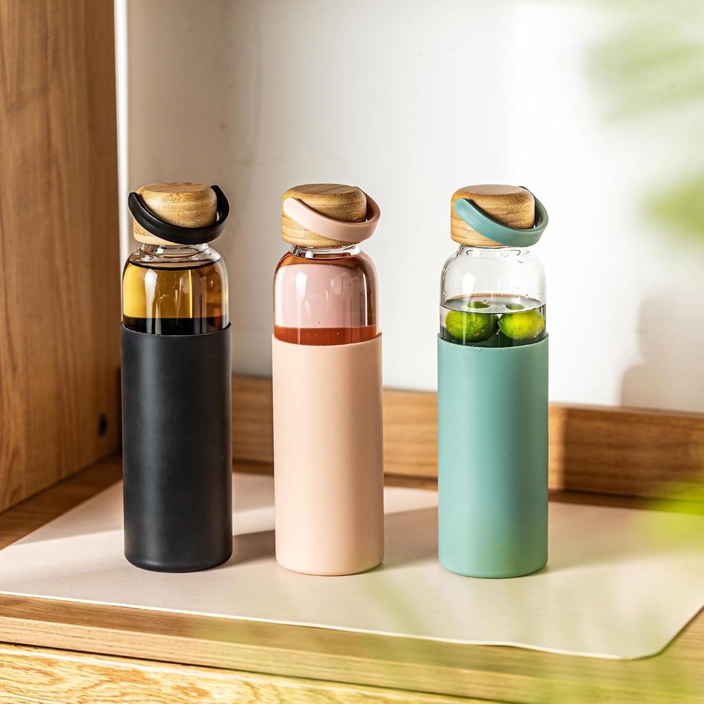 21oz Borosilicate Glass Water Bottles with Silicone Non-Slip Sleeve & Leak-Proof Lid-Reusable Drink Bottle for Office,Travel,Gym,Hiking-BPA Free,Ideal Gift for Home,Car &Fitness (Pink+Black)