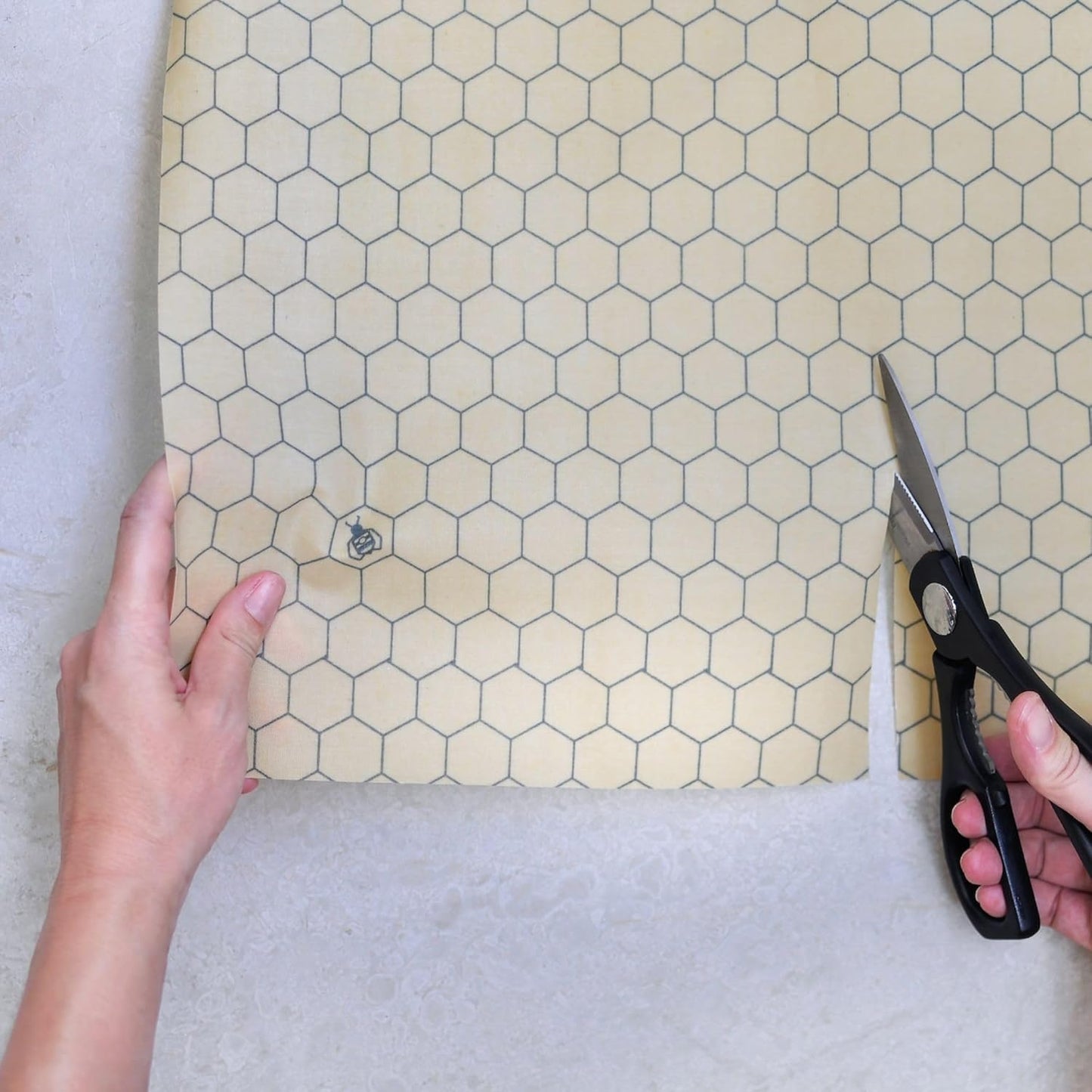 SUPERBEE Beeswax Wrap Roll XL, Reusable Beeswax Wrap for Food, Wrap Roll, Reusable Bees Wrap Paper for Wrapping Vegetables & Cheese, Bowl Covers and Sandwich Wrapping Paper, Hexagonia - 35x13"