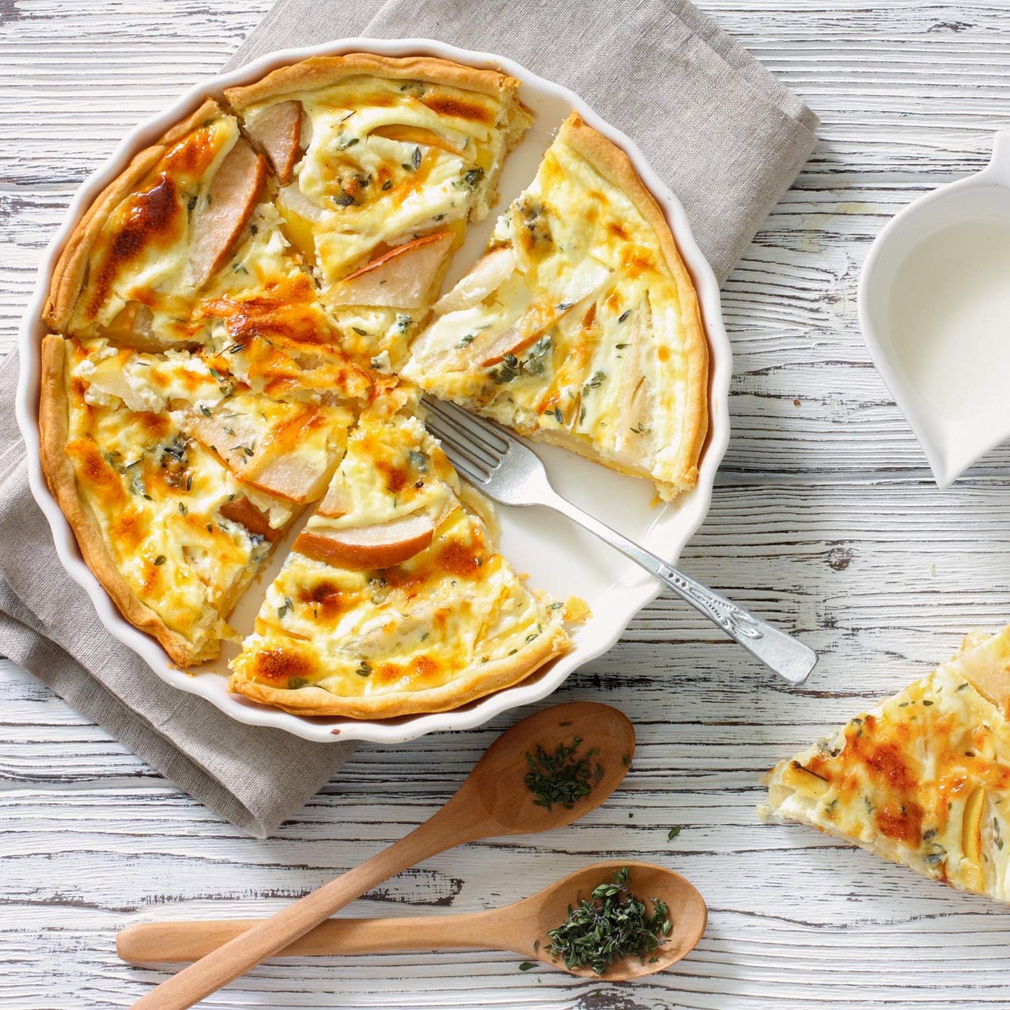 DELLING Set of 2 Tart Pans, 9.5 inch Quiche Pan, Ceramic Fluted Quiche Baking Dish/Pie Pan, Perfect for Baking Tart Pies and Chicken Pot Pie, Cheesecake, Creme Brulee, Round, White