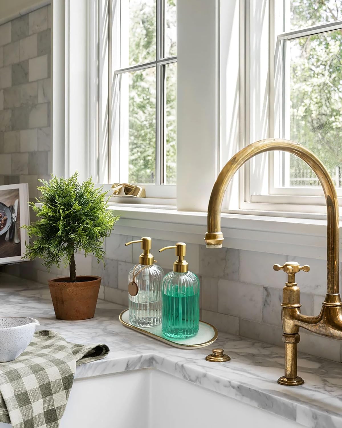 JASAI 18Oz Glass Soap Dispenser with Golden Pump for Kitchen,Refillable Liquid Hand soap Dispenser with Vertical Stripe, Clear Soap Dispenser Bathroom for Hand soap, Dish Soap, Lotion